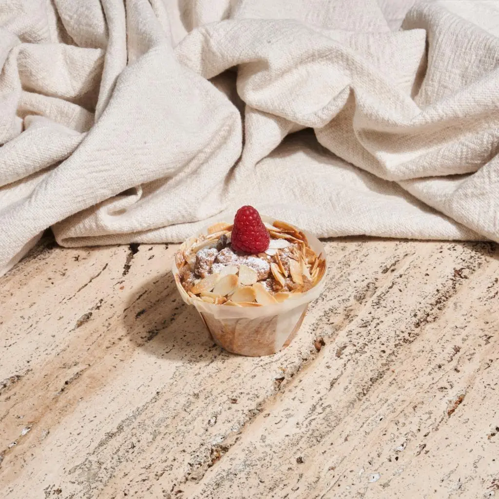 كيك لوز وتوت